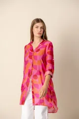 Camisa larga con estampado geométrico en tonos fucsia, naranja y rojo.