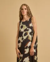 Vestido largo con estampado abstracto en tonos marrones, negros, blancos y verdes. Diseño vaporoso con tirantes finos.