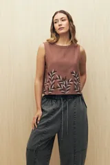 Pantalón gris oscuro de denim con corte holgado, cintura elastizada con cordón y ruedo con dobladillo.