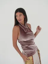 Top negro de terciopelo con cuello alto y espalda baja.