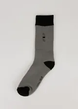 Medias de media caña color negro con puntera, talón y borde superior en gris.