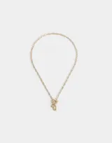 Collar corto dorado con cadena de eslabones, cierre de mosquetón, dije de corazón y dije de letra B.