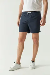 Short de baño liso color celeste, con cintura elástica ajustable con cordón, dos bolsillos laterales y uno trasero.