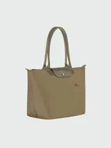 Bolso tote Longchamp modelo Le Pliage Green, tamaño L, color verde oliva, con cierre de cremallera y solapa con botón a presión.