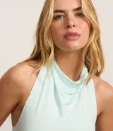 Blusa color celeste, de microfibra, con cuello drapeado y espalda descubierta.