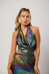 Vestido largo de fiesta con escote halter y espalda descubierta. El tejido iridiscente cambia de color según la luz, creando un efecto camaleónico.