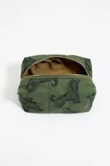 Neceser mediano Bimba y Lola con exterior de nylon y estampado animal print. Tiene estructura blanda, cierre con cremallera, bolsillo interior y placa metálica con el logo.