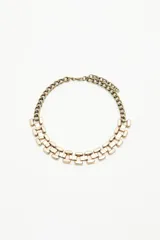 Collar corto dorado con eslabones rectangulares.
