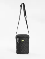 Bolso matero cilíndrico negro con diseño matelaseado, correa larga regulable y bolsillo trasero con cierre. Interior con velcro para sujetar el termo o mate.