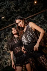 Musculosa plateada de seda brillosa, con escote redondo y corte holgado.