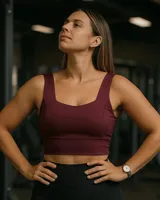 Top deportivo color bordó, con breteles anchos y push up extraíble.