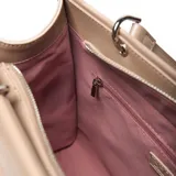 Cartera estructurada mediana color hueso, confeccionada en símil cuero (PU). Posee doble manija fija y correa larga regulable y desmontable. Cuenta con solapa frontal con botón imantado y cierre superior de cremallera metálica.