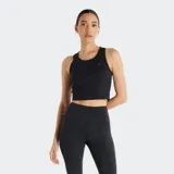 Musculosa deportiva New Balance color negro, corte ajustado, con tecnología NB DRY de secado rápido y logo sutil en el pecho.