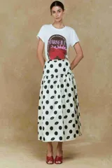 Falda midi de color blanco con estampado de lunares negros y labios.