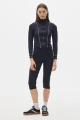 Calza capri de tiro alto con rayas verticales azules y verdes.