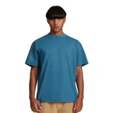 Remera de manga corta en color azul, con corte clásico y diseño sencillo.