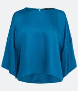 Blusa celeste de viscosa con textura satinada, cuello redondo, manga corta con sisa desplazada y abertura en la espalda.