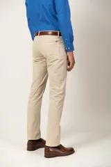 Pantalón de 5 bolsillos, color beige, confeccionado en 100% algodón.