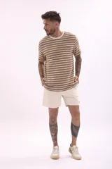 Remera de manga corta con cuello redondo y estampado de rayas horizontales en tonos marrón y beige.