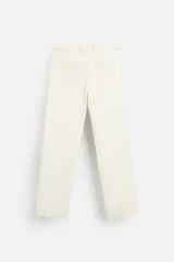 Pantalón de vestir color crema, de corte recto, con bolsillos laterales y traseros de ojal con botón.