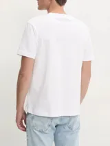 Remera blanca de algodón con cuello redondo y mangas cortas. Estampado en el frente con el logo de Calvin Klein Jeans y el año de fundación 1978, con efecto difuminado en tonos dorados.