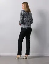 Blusa estampada con escote en V y abertura con botones. Largo de manga regulable con presilla y botón. Terminación de ruedo con nudo.