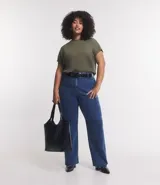 Blusa tipo muscle tee color turquesa, hecha en ribana de viscosa y poliéster, con escote redondo y sin sisas.