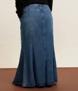 Pollera midi de jeans azul, corte sirena, con cintura elástica, trabillas, bolsillos laterales y recortes verticales.