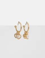 Aros tipo argolla dorados con dijes colgantes de corazones con perlas y strass.