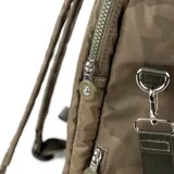 Bolso matero verde con estampado de camuflaje. Tiene doble asa de mano, correa bandolera regulable y múltiples bolsillos con cierre.