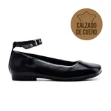 Zapato de cuero negro con pulsera al tobillo y taco bajo.