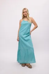 Vestido amarillo de lino y algodón, con breteles finos y espalda descubierta.