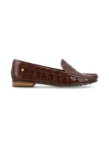 Mocasín de cuero color marrón con diseño de cocodrilo, corte clásico y elegante.