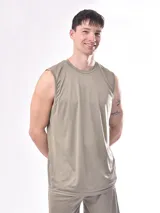 Musculosa deportiva color verde militar con cuello redondo y corte clásico.