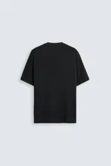 Camiseta marrón de punto, corte regular, cuello redondo y manga corta con terminaciones en rib.