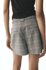 Bermudas de tiro alto con estampado de cuadros grises y blancos.