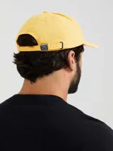 Gorro de gabardina color marrón, con visera curva y correa ajustable en la parte trasera.