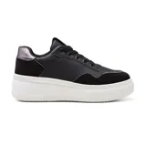 Championes blancos con detalles en gris y plateado, con plataforma blanca y cordones blancos.