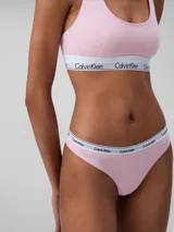 Conjunto Calvin Klein de ropa interior deportiva, compuesto por un corpiño con espalda racerback y una colaless, ambos en color rosado con elástico blanco con el logo de la marca.