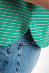 Remera de algodón con elastano, corte al cuerpo y mangas cortas. Diseño a rayas horizontales verdes y rosadas.