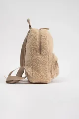 Mochila de tela sherpa color beige con correas ajustables y cierre de cremallera.