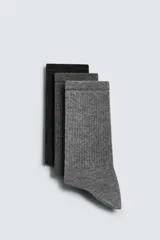 Pack de tres pares de calcetines de algodón acanalados en tonos de gris.