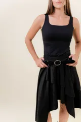 Pollera corta asimétrica de gamuza color marrón, con volados superpuestos y cintura elastizada. Incluye short interno.