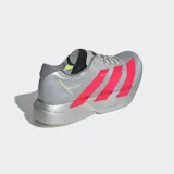 Championes Adidas Adizero Adios Pro 4, color gris con detalles en fucsia y suela plateada. Diseñados para corredores de alto rendimiento, con varillas de carbono ENERGYRODS 2.0 y tecnología de espuma LIGHTSTRIKE PRO.