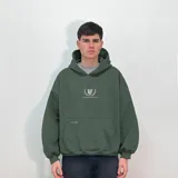 Buzo hoodie verde militar con capucha, corte oversize, bolsillo tipo canguro y logo bordado en el pecho.