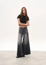 Pantalón de jean color crudo, de corte mega wide leg y tiro alto.