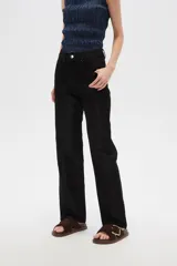 Pantalón de jean negro con glitter, corte recto y tiro alto.