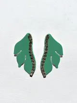 Aro dorado con forma de hoja y detalle de strass.