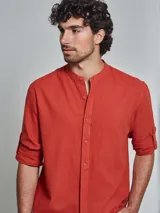 Camisa blanca de lino con cuello mao y mangas largas con presilla para enrollar.