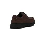 Zapato acordonado de cuero color marrón con suela negra.